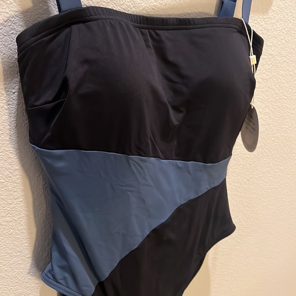 NWT Coco Reef Keepsake Curve Effect Color Block One Piece Swimsuit - Picture 4 of 10